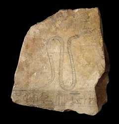 Ostracon decorado con un boceto de una mujer arrodillada frente a una diosa serpiente, posiblemente de Deir el-Medina, dinastía 19-20, 1200-1153 a.C.